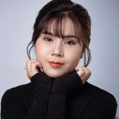 머리를 올린 영어 강사의 모습