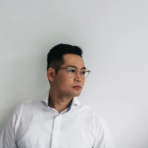 안경을 쓴 수학 강사의 모습