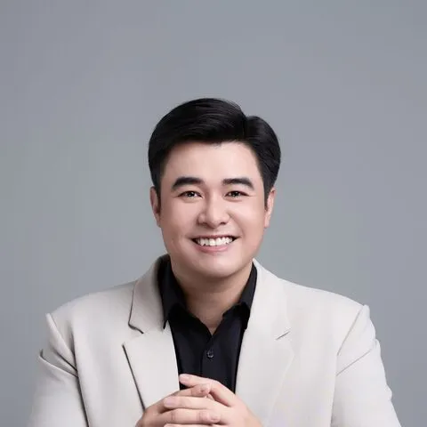 베이지 재킷을 입은 강사의 모습