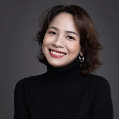 검은 터틀넥을 입은 국어 강사의 모습