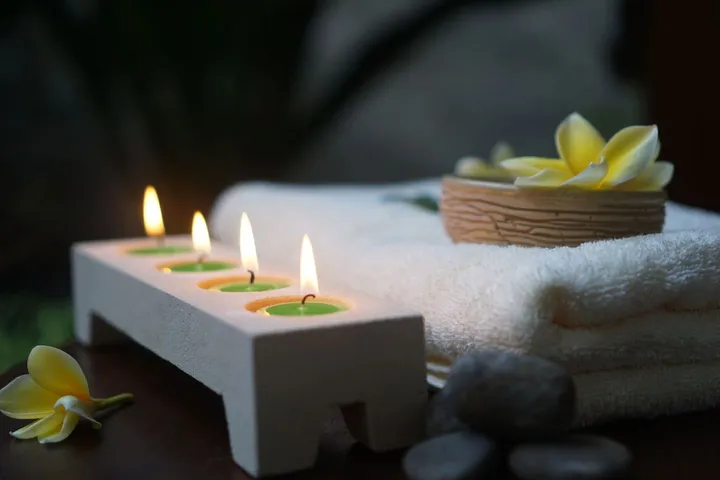 수건과 촛불, 꽃이 놓인 스파 코너