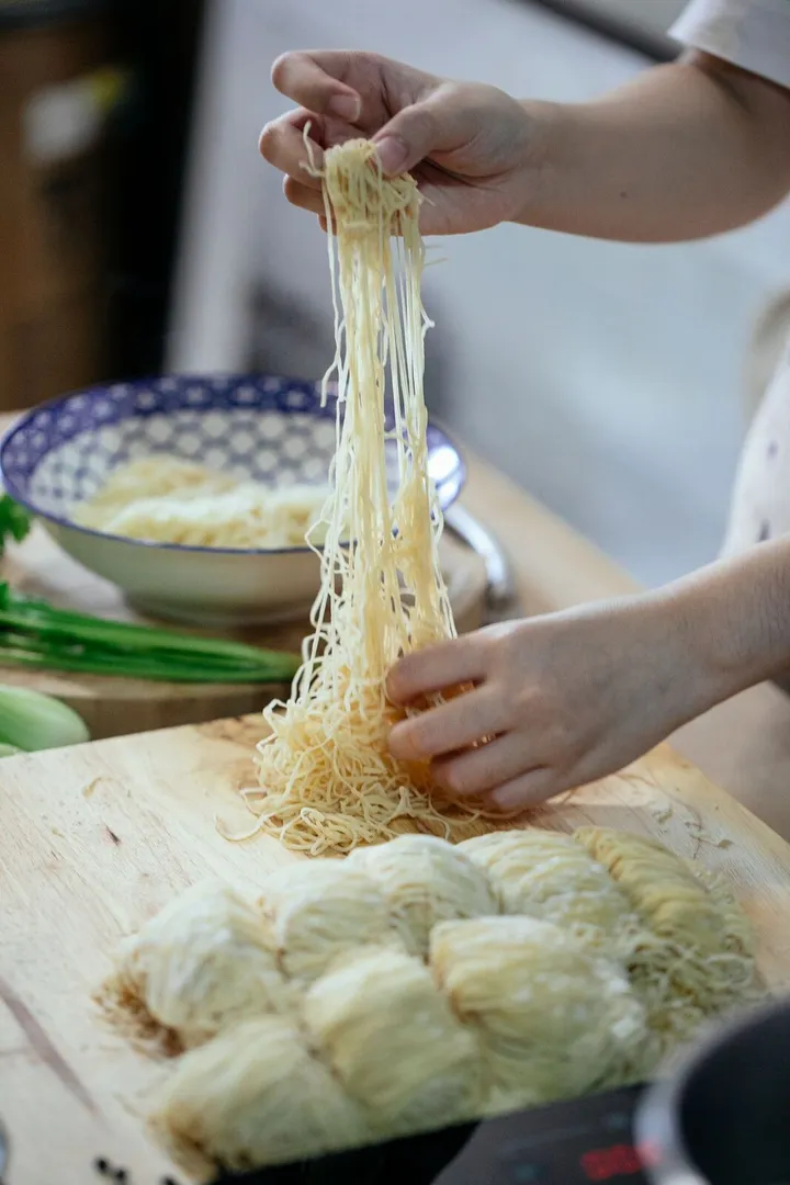 면발을 길게 뽑아 늘이는 두 손