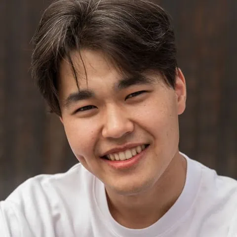 정면을 보며 환하게 웃는 사진가