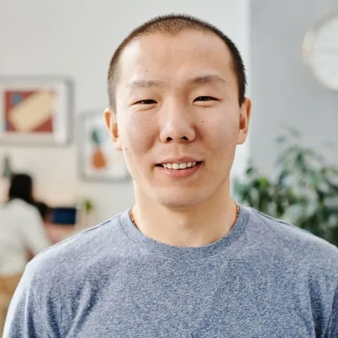 회색 스웨터를 입고 웃는 사진가