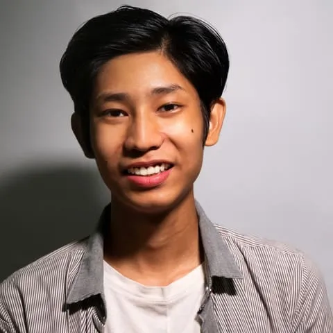 활짝 웃는 젊은 사진가