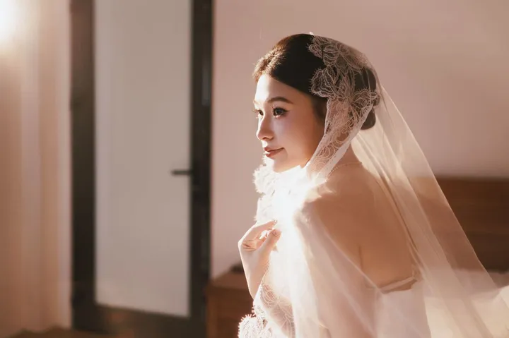 베일을 쓰고 어깨 너머를 보는 신부