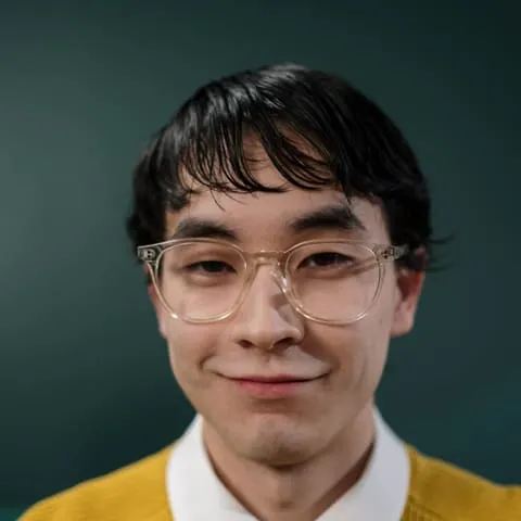 투명 안경을 쓰고 정면을 바라보는 사진가