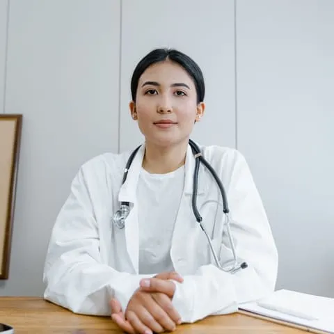 진료실 책상에 앉은 의료진