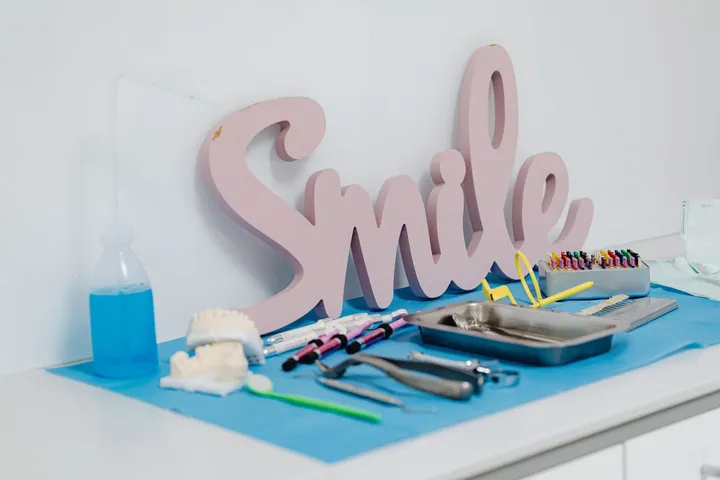 분홍색 Smile 글자와 진료 도구 트레이